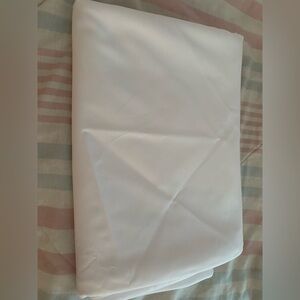 136 in round white tablecloth